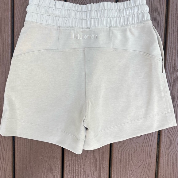Lululemon Soft ambitious, high-rise shorts with pockets - Picture 3 of 5